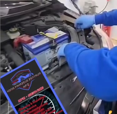 KFZ-Mechaniker prüft die Autobatterie im Motorraum; Logo von KFZ Gauting im Vordergrund.