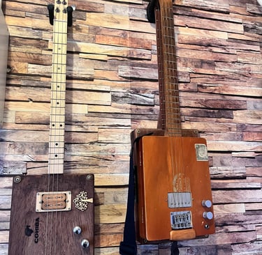 Photo de cigarboxs suspendues au mur