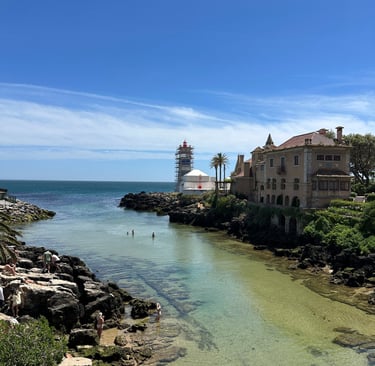Águas critalinas com uma casa e um farol ao fundo