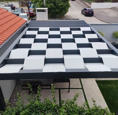 pogled na pergolu i tkaninu koja je cini prozracnom odozgor