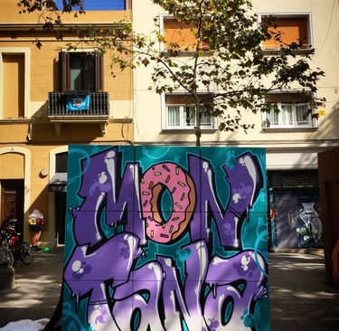 Un mural pintado en unos cubos en la calle. Pintura en vivo.