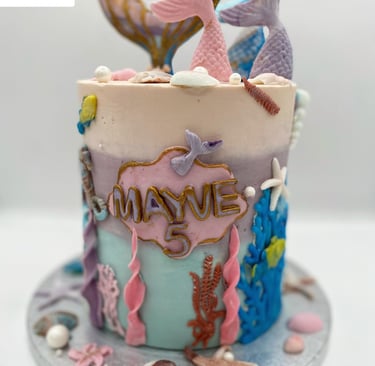 Layer cake thème sirène, modelages et couleurs vives