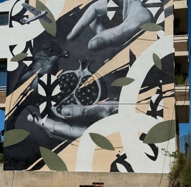 Mural de gran formato sobre fachada urbana realizado con aerosol. Representación figurativa que comb