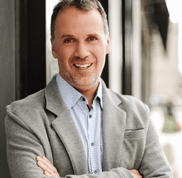 Martin Doucet, fondateur de Coaching Eureka, prêt à accompagner vos projets
