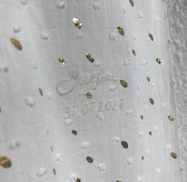 Dåbskjole broderi I Brodering af navne på dåbskjoler 