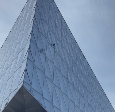 stiklinio pastato plovimas dronu