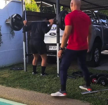 Cliente preparándose para sentadillas. Servicio de personal trainer en Vitacura.