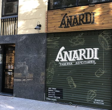 diseño corporativo en una persiana de un restaurante