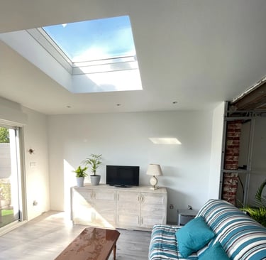 Intérieur d'une maison avec fenêtre de toit aluminium et baie vitrée