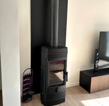 Installation de poêle à bois moderne avec mur de protection noir
