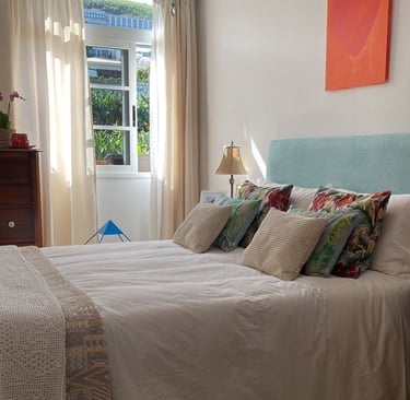 Fabricación y tapicería de cabecero, cortinas y cojines a petición del cliente. Puerto de la Cruz.