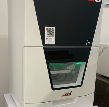 Fresadora propia para todo tipo de fresados en seco ya sean PMMA, férulas, zirconio y composites