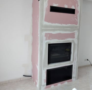 Installation d’un insert à bois moderne avec habillage sur mesure