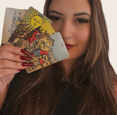 imagem da tarologa milena segurando 4 cartas do tarot