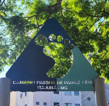 Placa de sinalização do caminho Passos de Padre Léo
