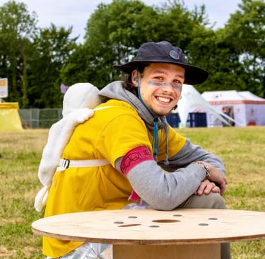un photographe assis à une table souriant et heureux
