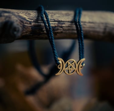 Bijou en de forme d'étoile et de demi lune