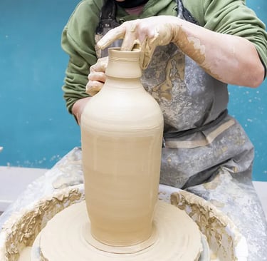 un grosso vaso prende vita