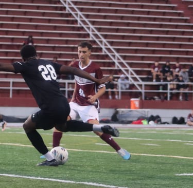 Ahmed Fofana mixing defenders