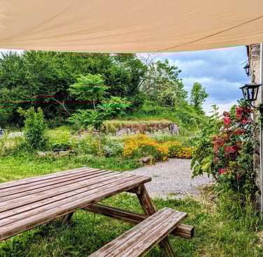 table de pique nique en bois à l'ombre d'une toile