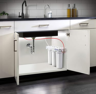 Sistema de filtración de agua bajo fregadero instalado con cartuchos de varias etapas