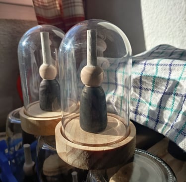 Bigoudène sur aimant, sous cloche, socle en bois.