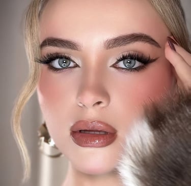 Novia con maquillaje de alta gama aplicado por Lizeth Quevedo