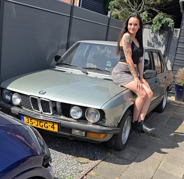 Joy van Haelen sitting on her BMW E28