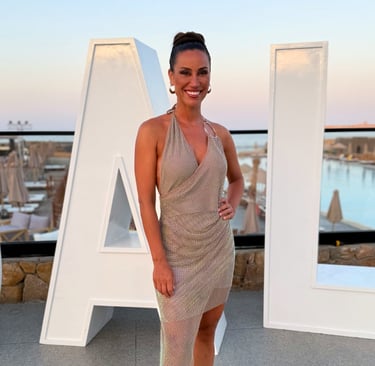 Maria im Abendkleid vor dem Meer