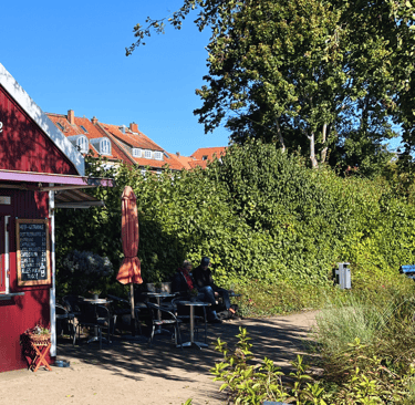 Der Imbiss "Seeperle" am Plöner See, in sonniger Umgebung. Geöffnet mit leckerem Eis, Suppe und mehr