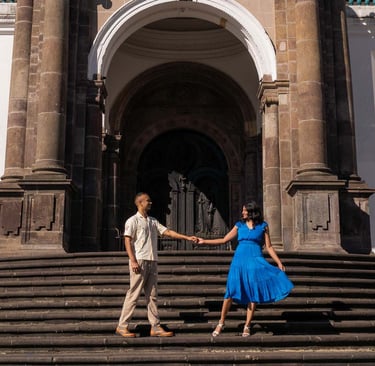 Fotografía turística profesional en Quito, retrato romántico tomados de la mano en catedral en centro histórico