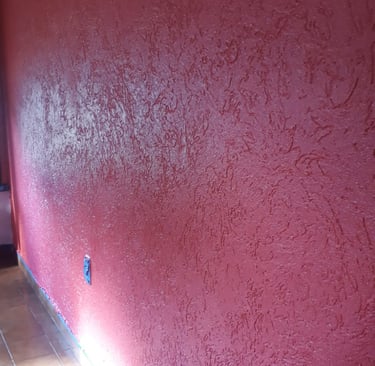 Revestimiento texturado ROJO a lana en pared rulato