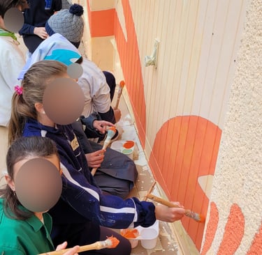 Des élèves peignent une fresque sur un mur d'école à Orgelet, 39 Jura