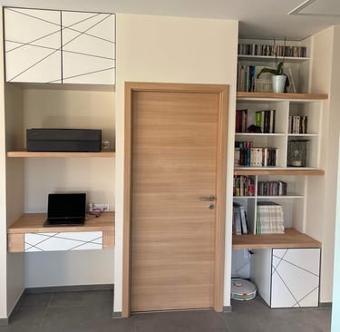 2 niches transformés en espace bureau et bibliothèque
