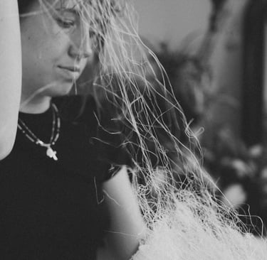 May qui fait un tirage en plâtre