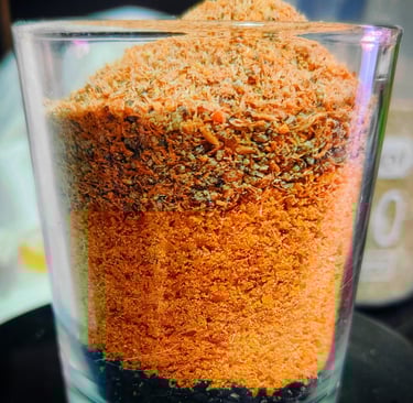 Un vaso de cristal con una mezcla de semillas y condimentos