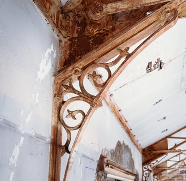 Détail de la charpente Gustave Eiffel avec ses ferronneries