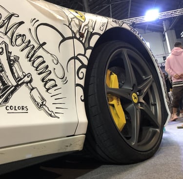 Un dibujo en un Ferrari, hecho en el salón del tattoo. pintura en directo