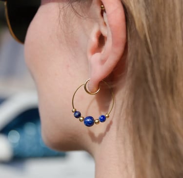 Goldene Creolen mit blauen Perlen, handgemachter Schmuck