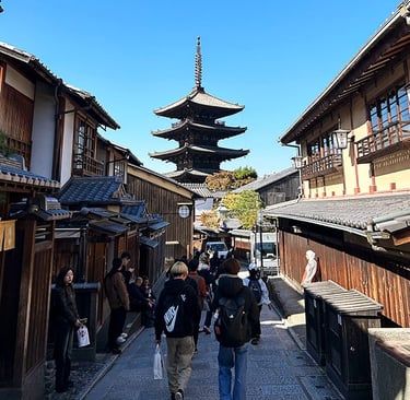 Vue de la pagode du temple Hokan-Ji depuis la rue