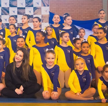 ginastas reunidas com a professora
