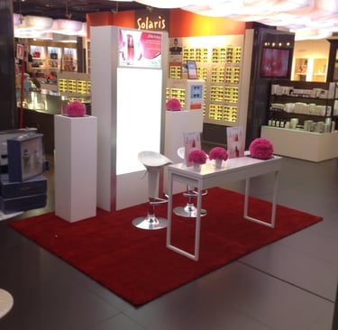 corner Shideido immerso in un'atmosfera raffinata, tappeto rosso, minimal, fiori- AMK Solutions