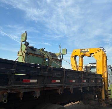 entrega de maquina sendo feita pela Top Máquinas, comércio de máquinas operatrizes e locação de munc