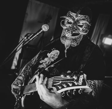 Noiso Playing guitar live