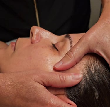 detalhe do rosto de uma mulher recebendo uma massagem relaxante