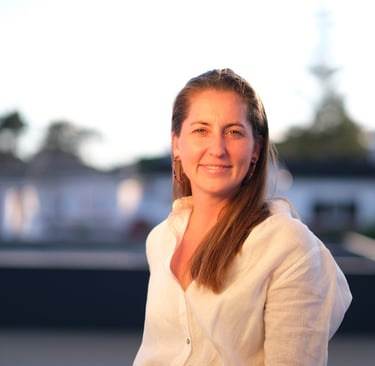 Photo d’Aliénor Crépin, fondatrice de HOJE STUDIO, une agence de design d’intérieur.