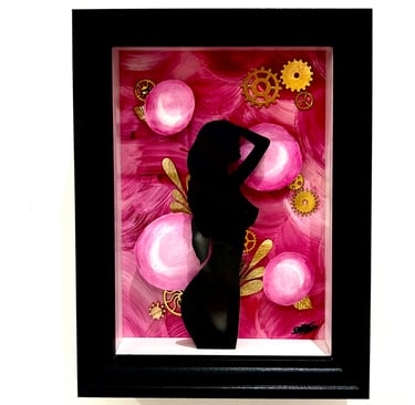 Ilona Paris tableau en diorama de rose moteur, une silouhette de femme sur fond rose