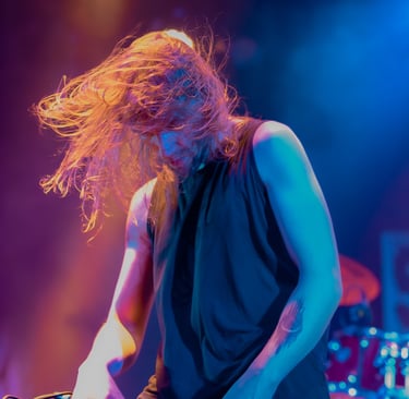 Chanteur faisant un headbang