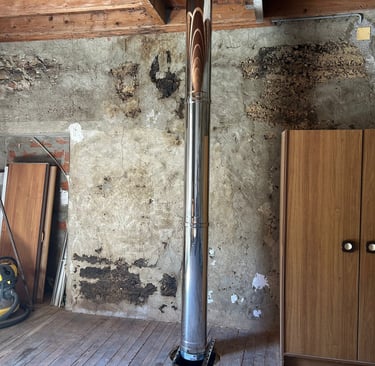 Conduit de fumée inox installé dans une maison ancienne lors d’un chantier de rénovation