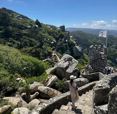 Muralhas de pedra entre os verdes em cima de uma montanha